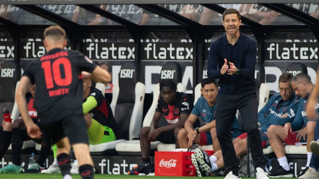 Trainer Xabi Alonso von Bayer Leverkusen feuert Florian Wirtz an.