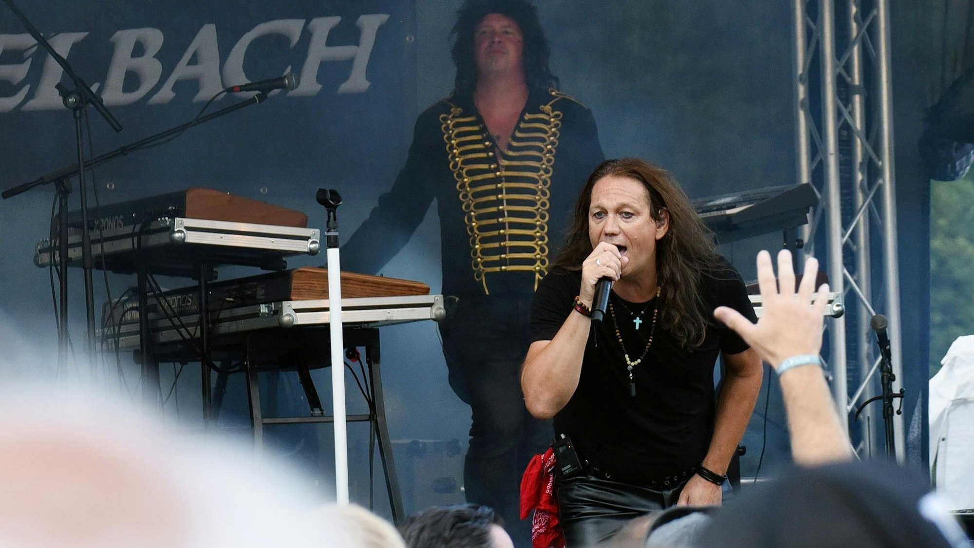 Der Sänger der Band „Jovi“ Mark Bon Jovi auf der Bühne des Musikfestivals „Rock am Scheelbach“
