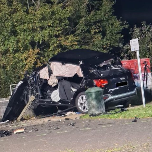 Ein nach einem Unfall zerstörter Audi-SUV.
