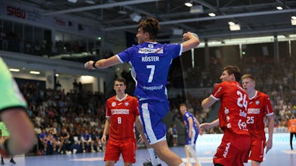 VfL-Handballspieler Julian Köster beim Sprungwurf vor dem gegnerischen Tor.