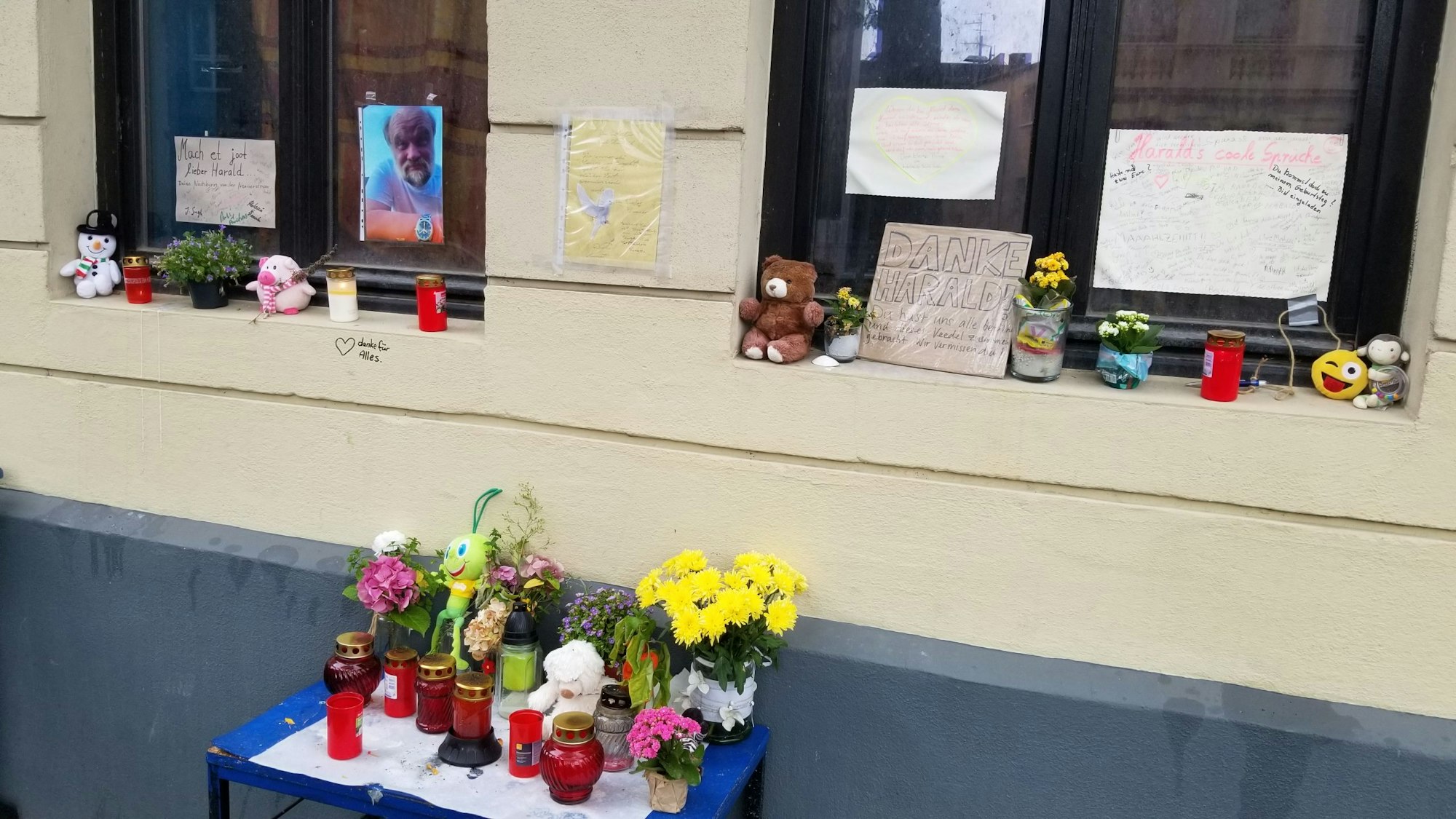 Ein Tisch mit Blumen, Kuscheltiere auf der Fensterbank – die Trauer um den verstorbenen Harald ist immer noch groß.
