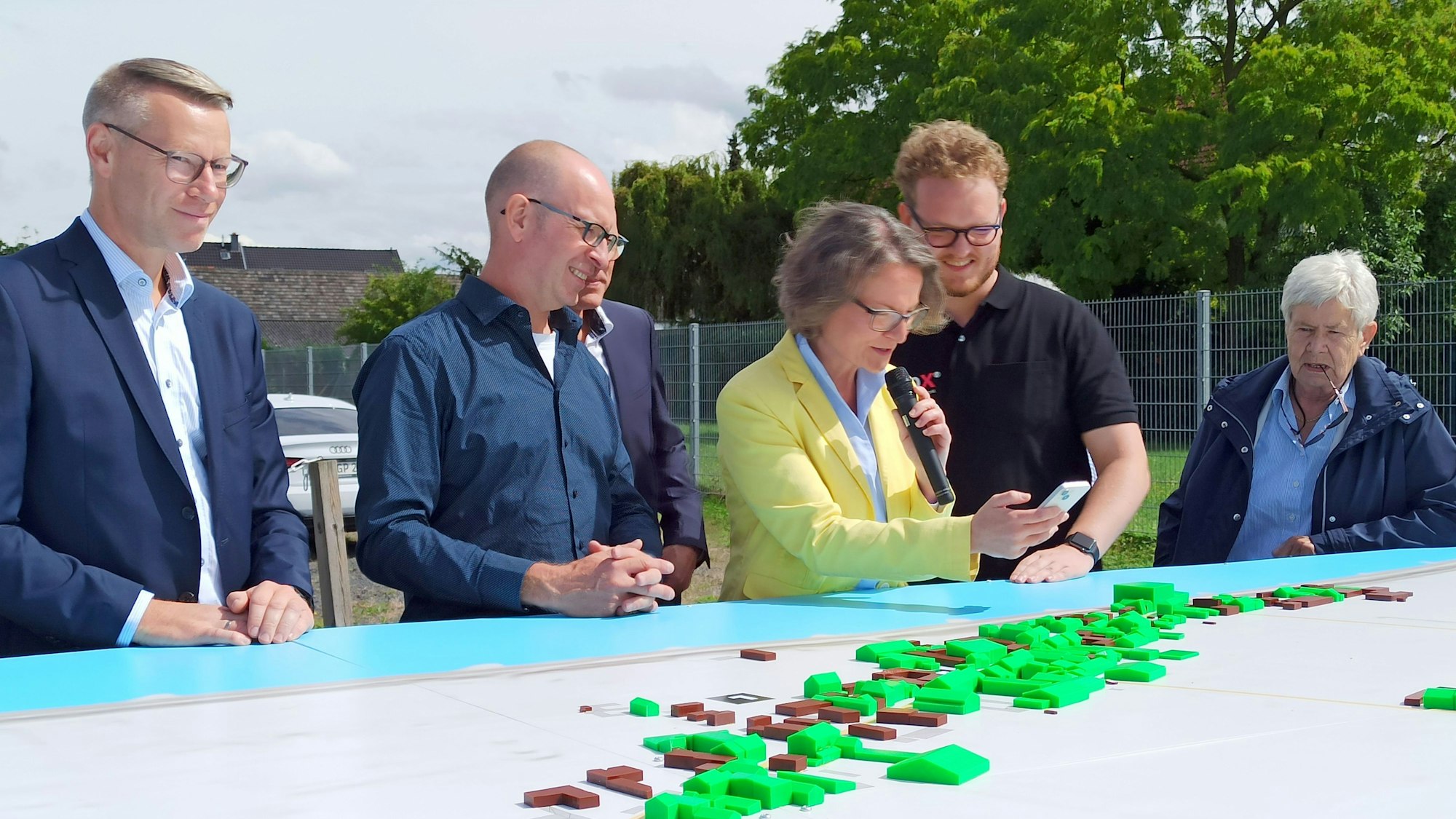 28. August 2023 Bornheim-Widdig. NRW-Heimatministerin Ina Scharrenbach testet das 3D-Modell von "Widdig früher und heute", das anlässlich der 1125-Jahrfeier des Dorfes offiziell vorgestellt wurde. Foto: Frank Engel-Strebel