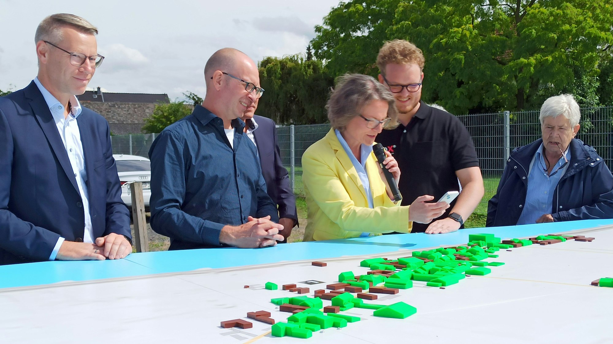 28. August 2023 Bornheim-Widdig. NRW-Heimatministerin Ina Scharrenbach testet das 3D-Modell von "Widdig früher und heute", das anlässlich der 1125-Jahrfeier des Dorfes offiziell vorgestellt wurde. Foto: Frank Engel-Strebel