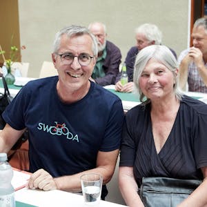 Andreas Wolter und Gisela Neveling sitzen an einem Tisch. Sie berichteten von den Zeiten, als die Grünen im Schleidener Tal gegründet wurden.
