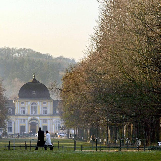 Schloss Poppelsdorf am Ende der Poppelsdorfer Allee. Das Wetter ist sonnig und leicht nebelig.&nbsp;