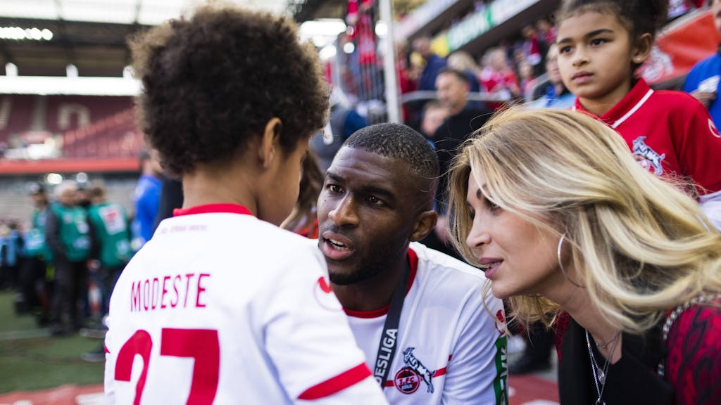 Ex-FC-Stürmer Anthony Modeste, hier am 12. Mai 2019 bei der Aufstiegs-Feier des 1. FC Köln, gemeinsam mit seiner Ehefrau Maeva und Sohn Brooklyn.