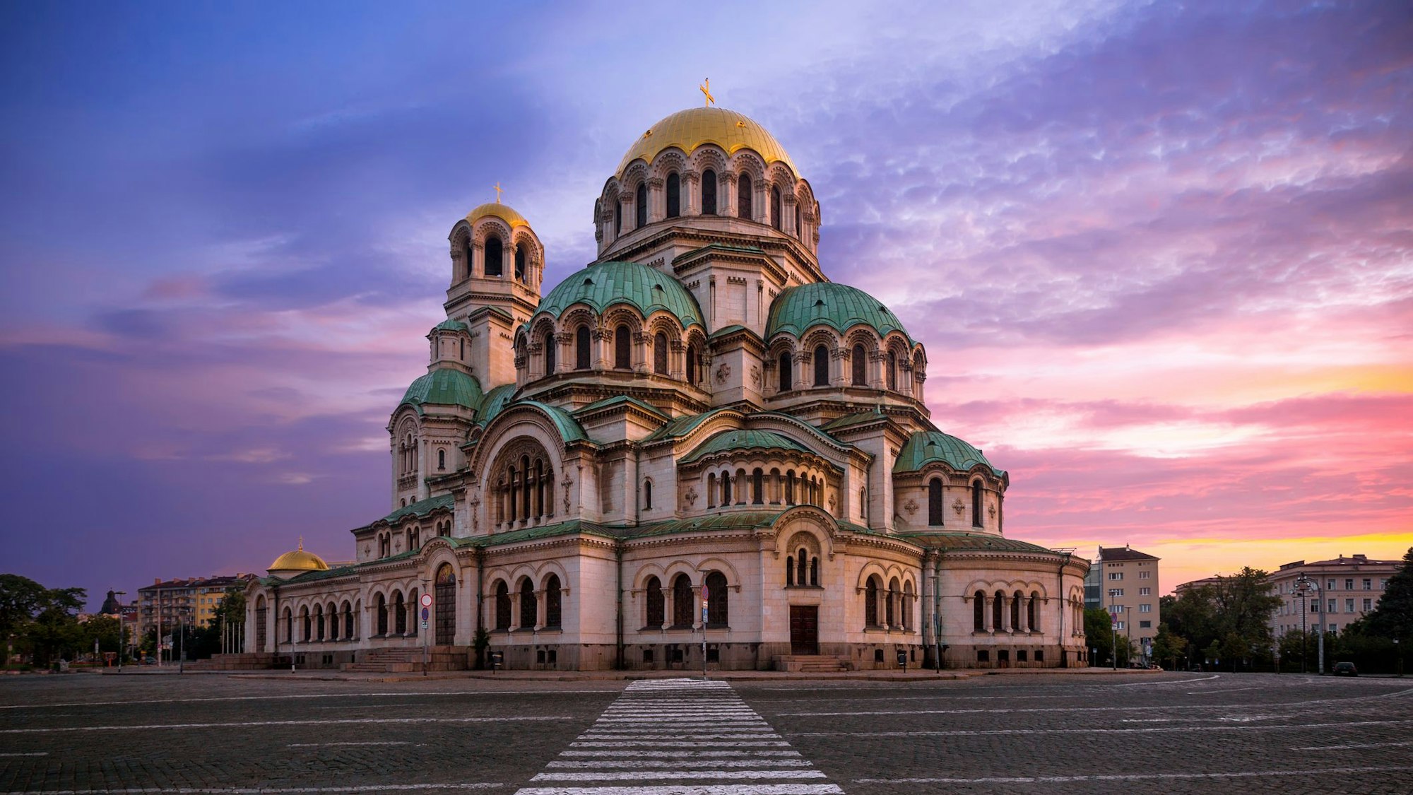 Auf dem Foto sieht an die St. Alexander Nevsky Kathedrale.