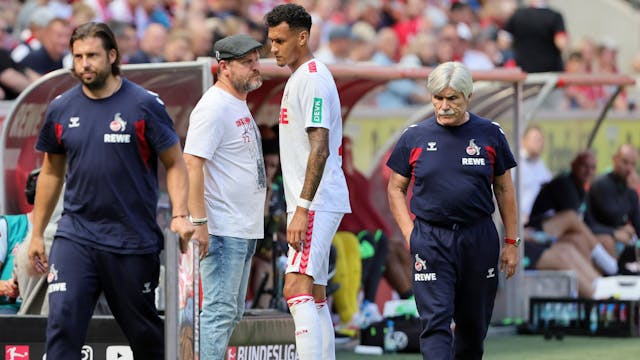 Kölns Trainer Steffen Baumgart, Stürmer Davie Selke und Mannschaftsarzt Dr. Peter Schäferhoff blicken besorgt.