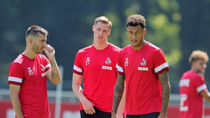 Sargis Adamyan (v.l.), Steffen Tigges und Davie Selke konzentrieren sich im Training des 1. FC Köln.