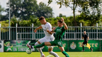 Semir Telalovic (r.) kämpft am 26. August 2023 im Spiel der U23 von Borussia Mönchengladbach um den Ball.