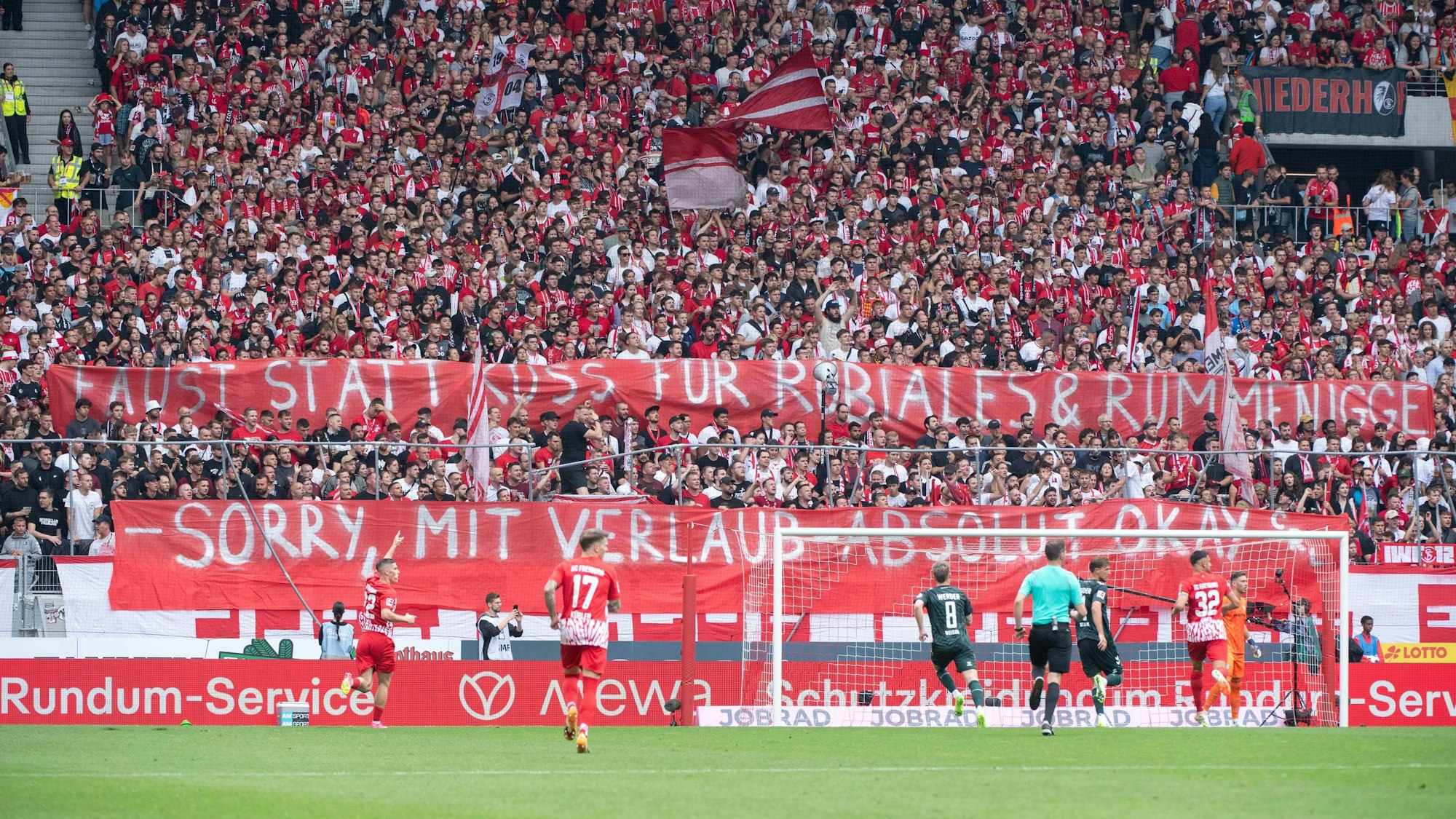 Die Fans des SC Freiburg positionierten sich mit einem Spruchband deutlich gegen den spanischen Verbandsboss Luis Rubiales nach seiner Kuss-Attacke.