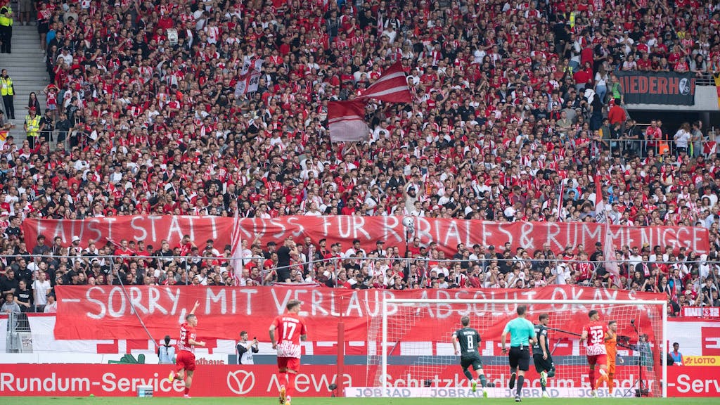 Die Fans des SC Freiburg positionierten sich mit einem Spruchband deutlich gegen den spanischen Verbandsboss Luis Rubiales nach seiner Kuss-Attacke.&nbsp;