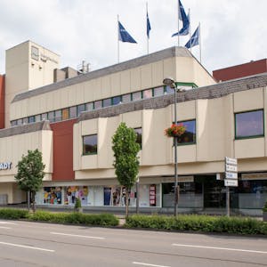 Das Logo des EKZ Bergischer Hof an der Fassade.