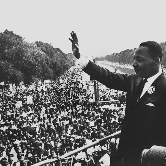 Dr. Martin Luther King winkt am 28.08.193 von der Lincoln Gedächtnisstätte in Washington den Demonstranten zu.