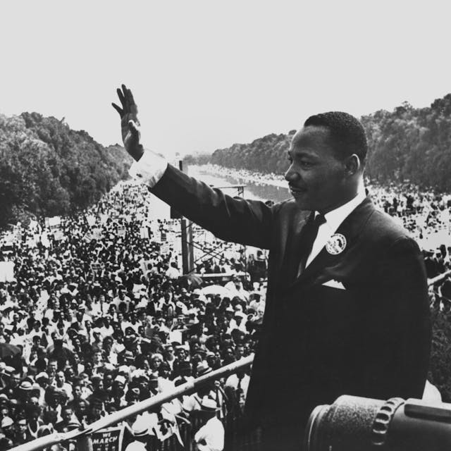 Dr. Martin Luther King winkt am 28.08.193 von der Lincoln Gedächtnisstätte in Washington den Demonstranten zu.