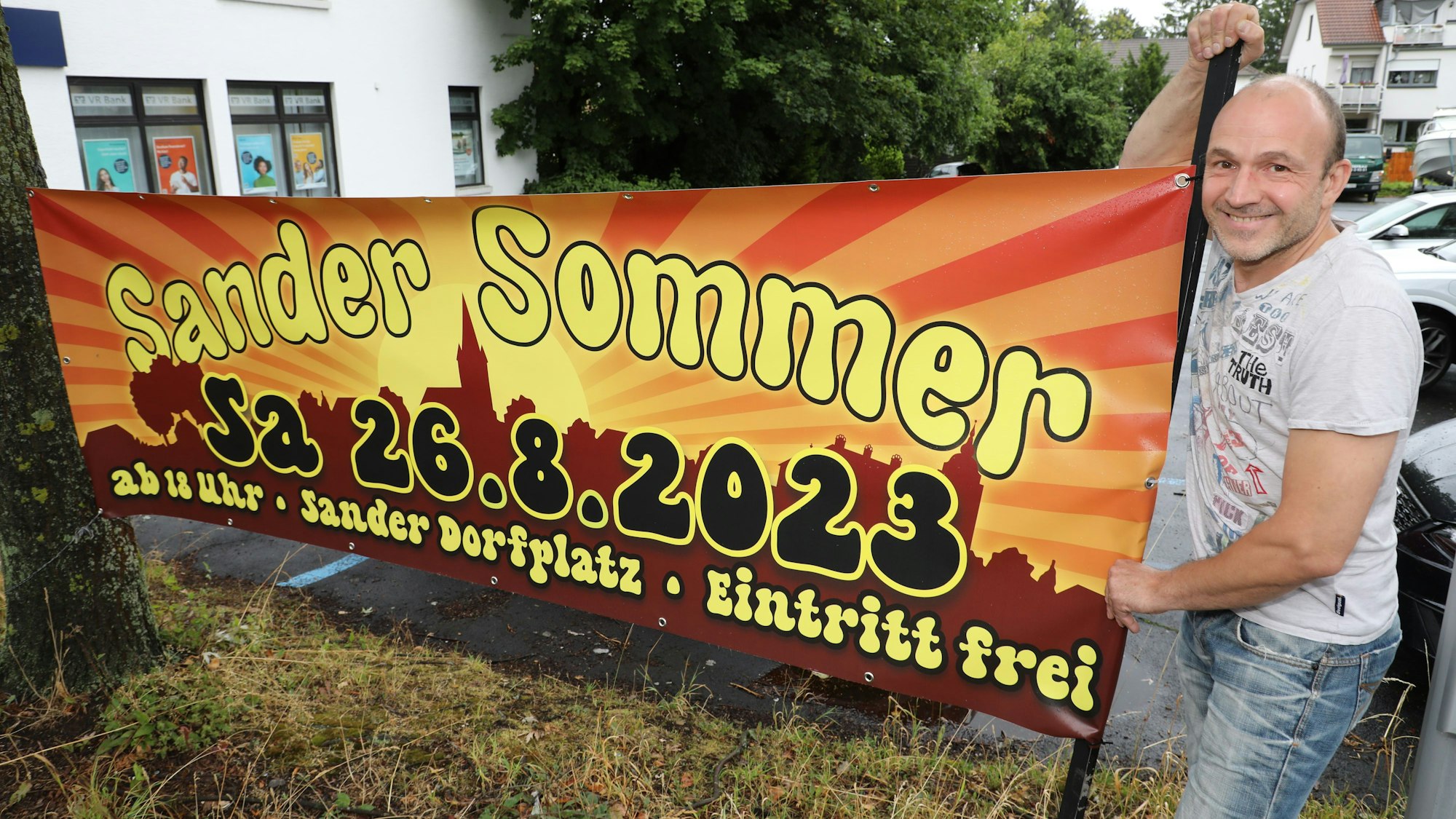 Der Organisator Marc Steffen steht am Plakat des „Sander Sommers“ 2023