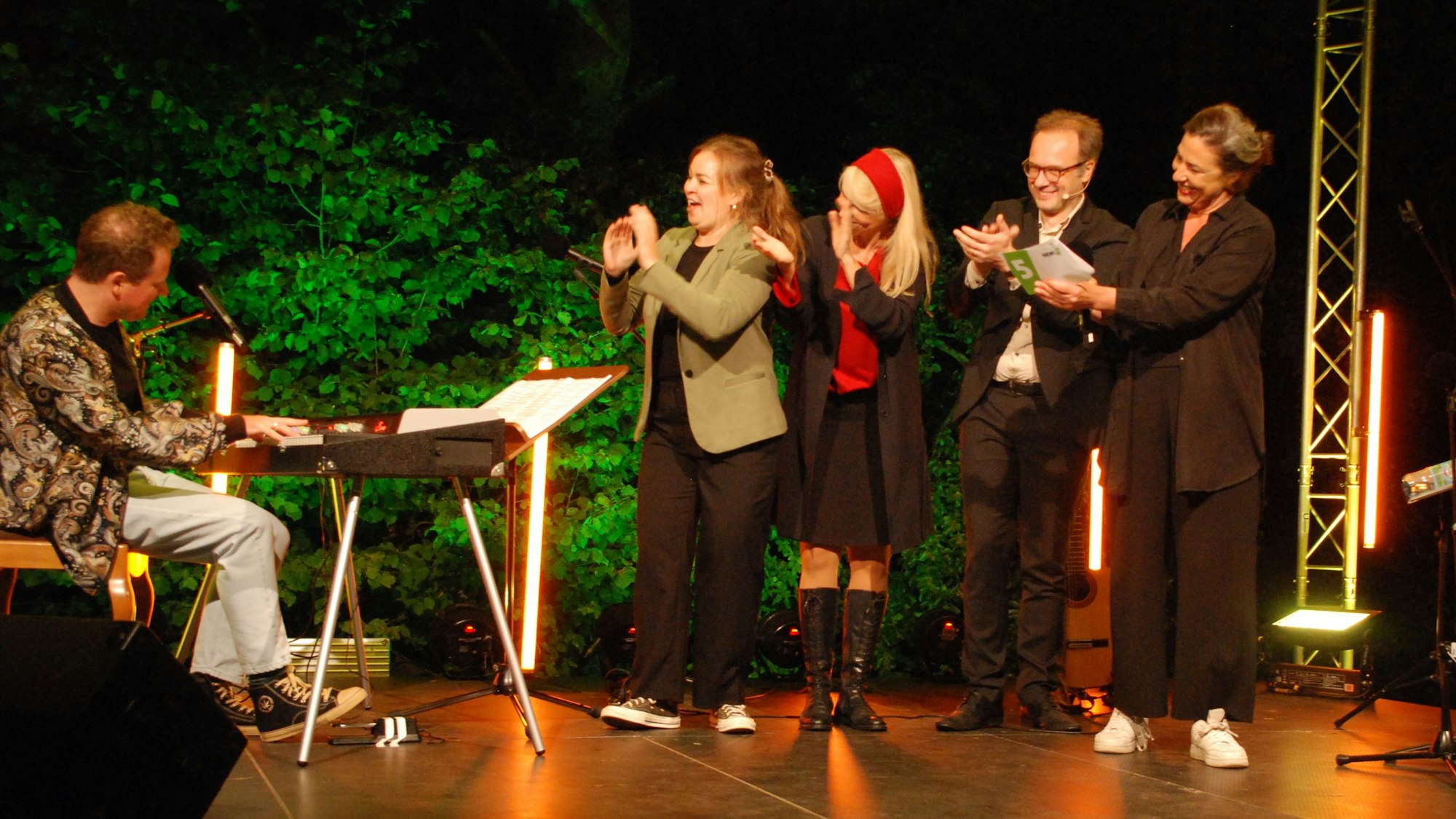 Die Kabarettisten Martin Zingsheim (v.l.), Fee Badenius, Barbara Ruscher, René Sydow und Eva Eiselt beim WDR-Satieresommer auf der Bühne am Sportplatz in Nöthen.