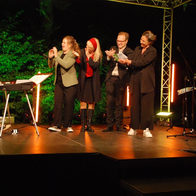 Die Kabarettisten Martin Zingsheim (v.l.), Fee Badenius, Barbara Ruscher, René Sydow und Eva Eiselt beim WDR-Satieresommer auf der Bühne am Sportplatz in Nöthen.
