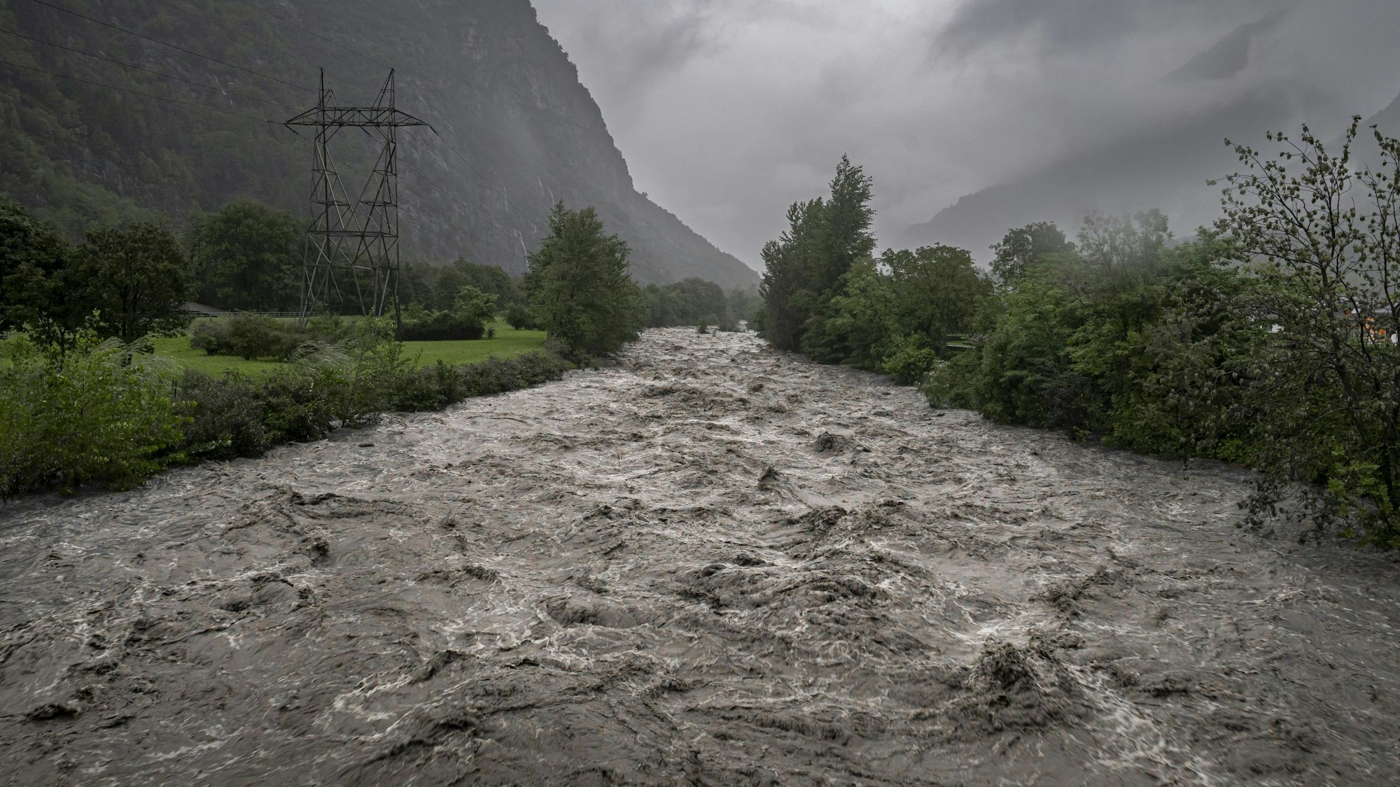 Der Fluss Brenno im Kanton Tessin führt nach schweren Unfällen Hochwasser. Auch für Teile Deutschlands wird vor Überschwemmungsgefahr am Montag gewarnt.