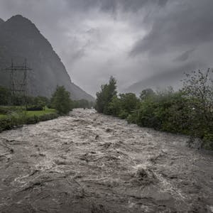 Der Fluss Brenno im Kanton Tessin führt nach schweren Unfällen Hochwasser. Auch für Teile Deutschlands wird vor Überschwemmungsgefahr am Montag gewarnt.
