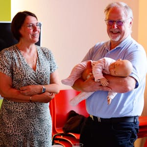 Kursleiterin Dagmar Stapper zeigt einem Teilnehmer, wie man ein Baby hält.