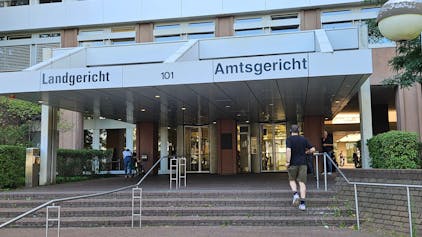 Auf dem Foto ist der Eingang zum Gerichtsgebäude in Köln zu sehen.