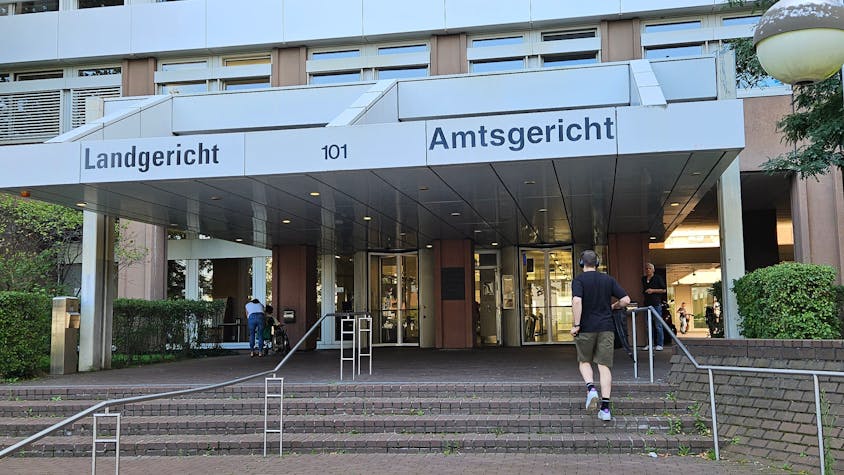 Auf dem Foto ist der Eingang zum Gerichtsgebäude in Köln zu sehen.