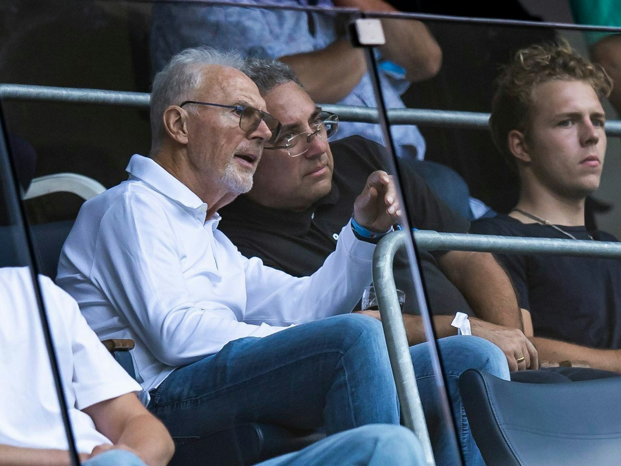 Franz Beckenbauer schaut sich ein Spiel zwischen Hoffenheim und Augsburg an.