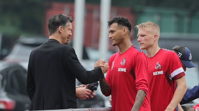 FC-Geschäftsführer Christian Keller und Kölns Stürmer Davie Selke begrüßen sich am Geißbockheim.