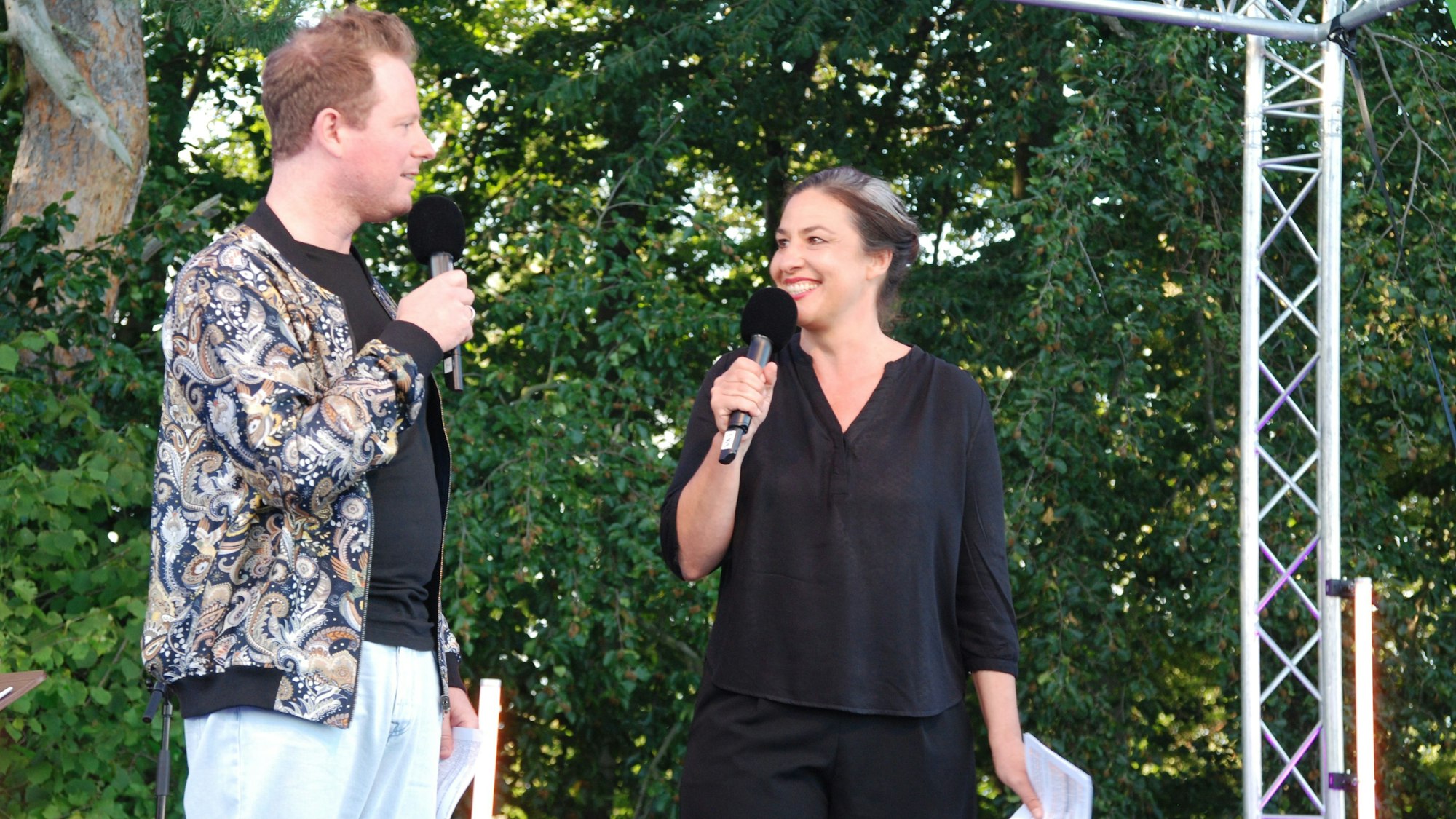 Martin Zingsheim und Eva Eiselt auf der Bühne des Satiresommers in Nöthen.