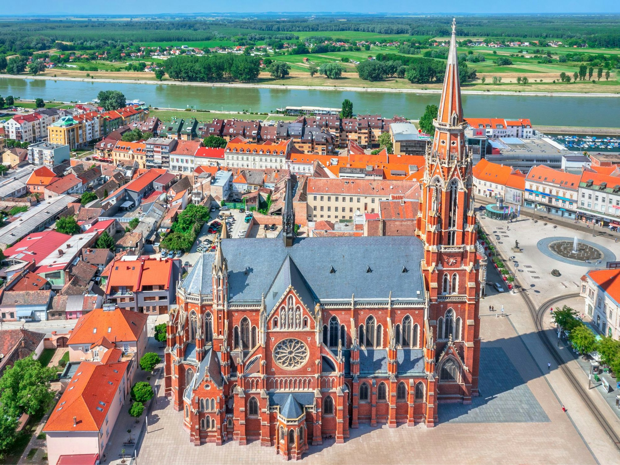 Auf dem Foto sieht man die St. Peter und St. Paul Kirche in Osijek.