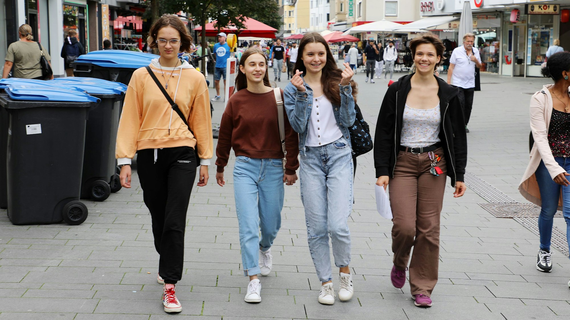 Vier Mädchen gehen durch die Gladbacher Fußgängerzone.