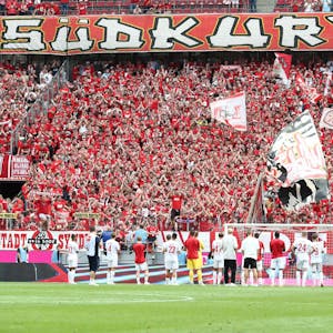 Die Kölner Mannschaft applaudiert nach dem Spiel vor der Südtribüne.








