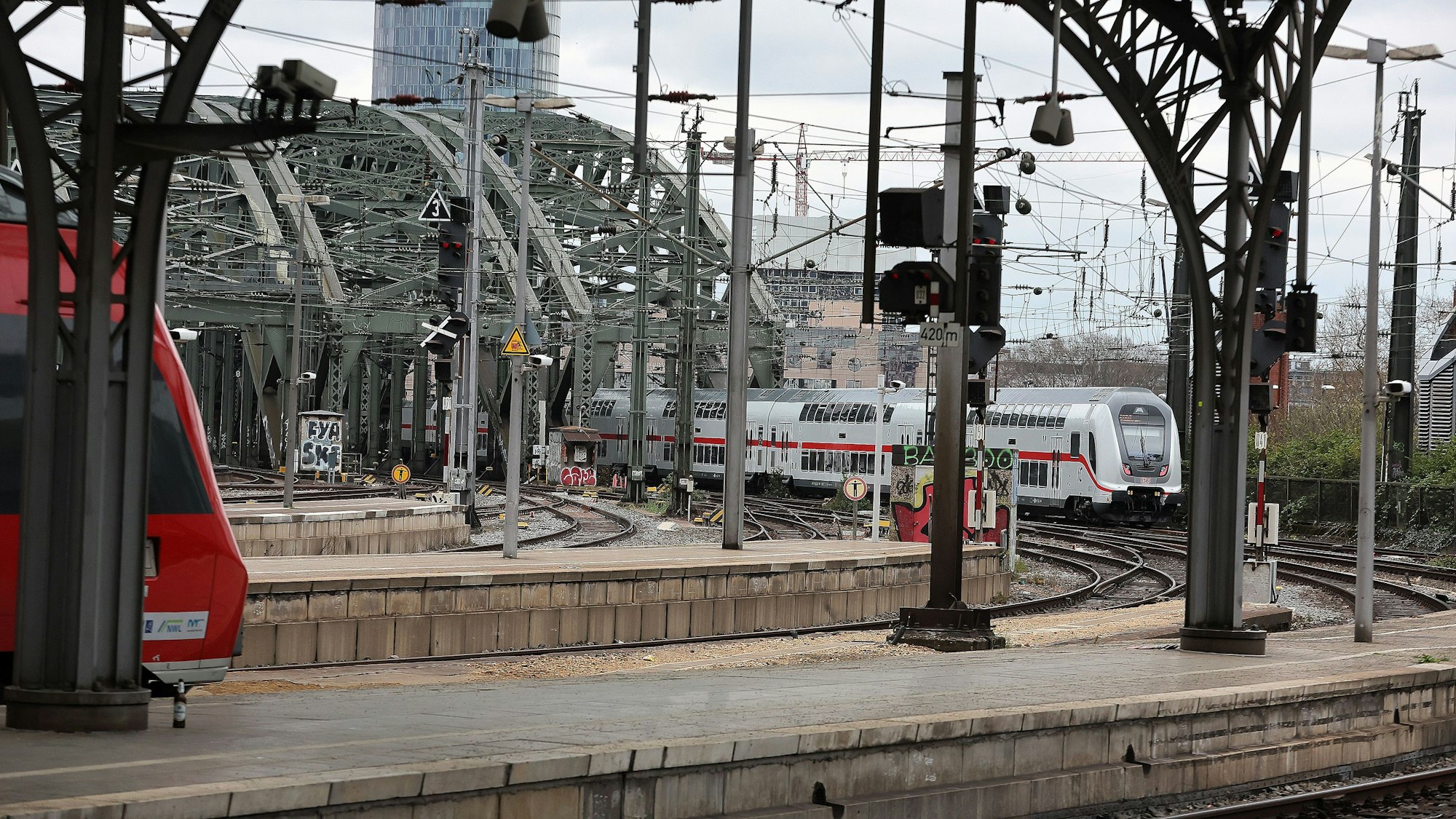 Hauptbahnhof Köln, ausfahrender Zug Richtung Hohenzollernbrücke, 01.04.2022, Bild: Herbert Bucco

