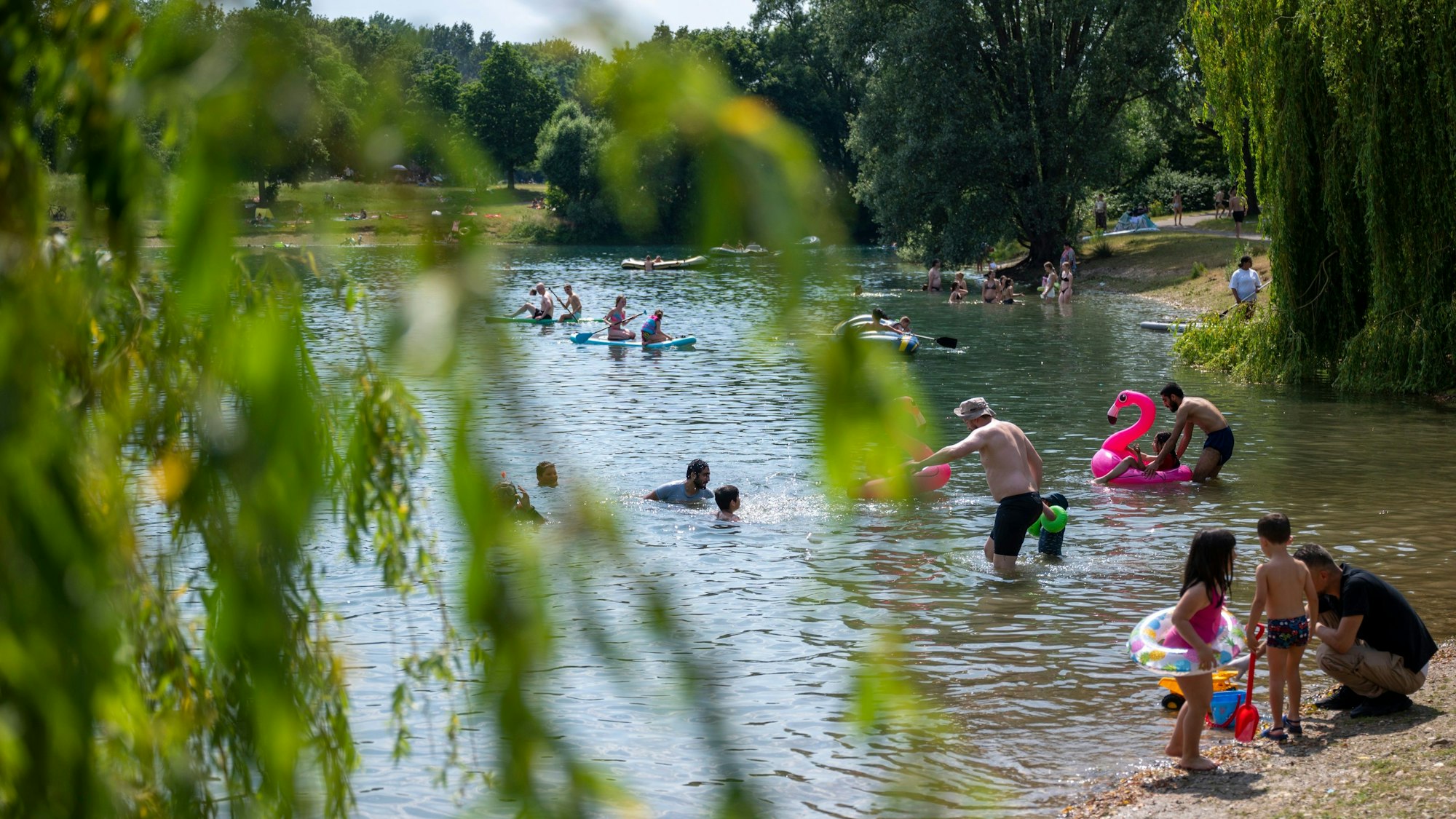 Menschen baden im Fühlinger See.