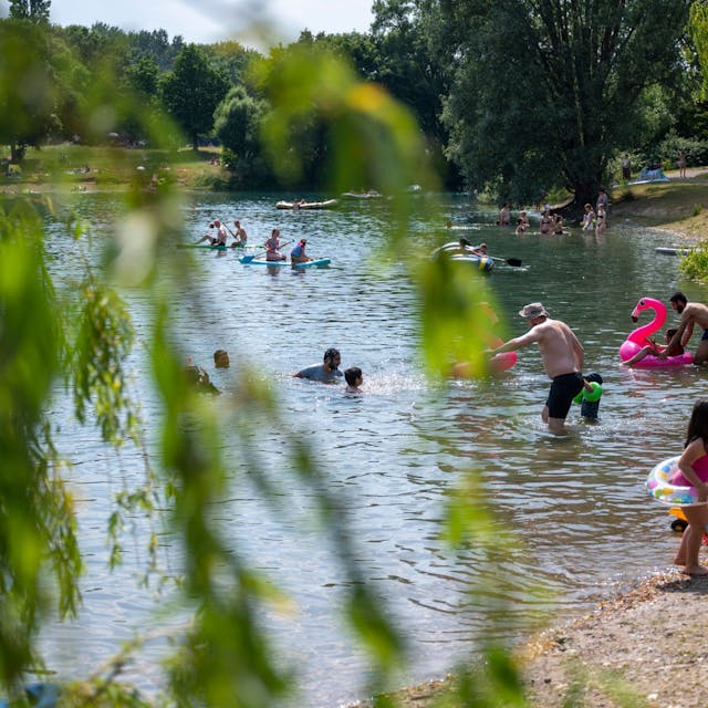 Menschen baden im Fühlinger See.