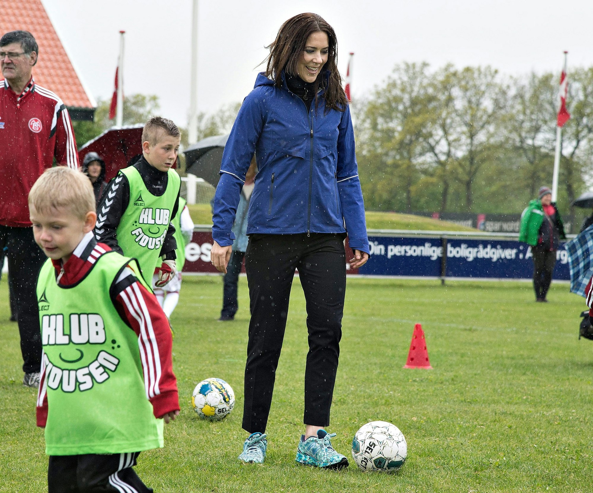 Dänemarks Kronprinzessin Mary beim Fußballspiel mit Kindern im Mai 2015.