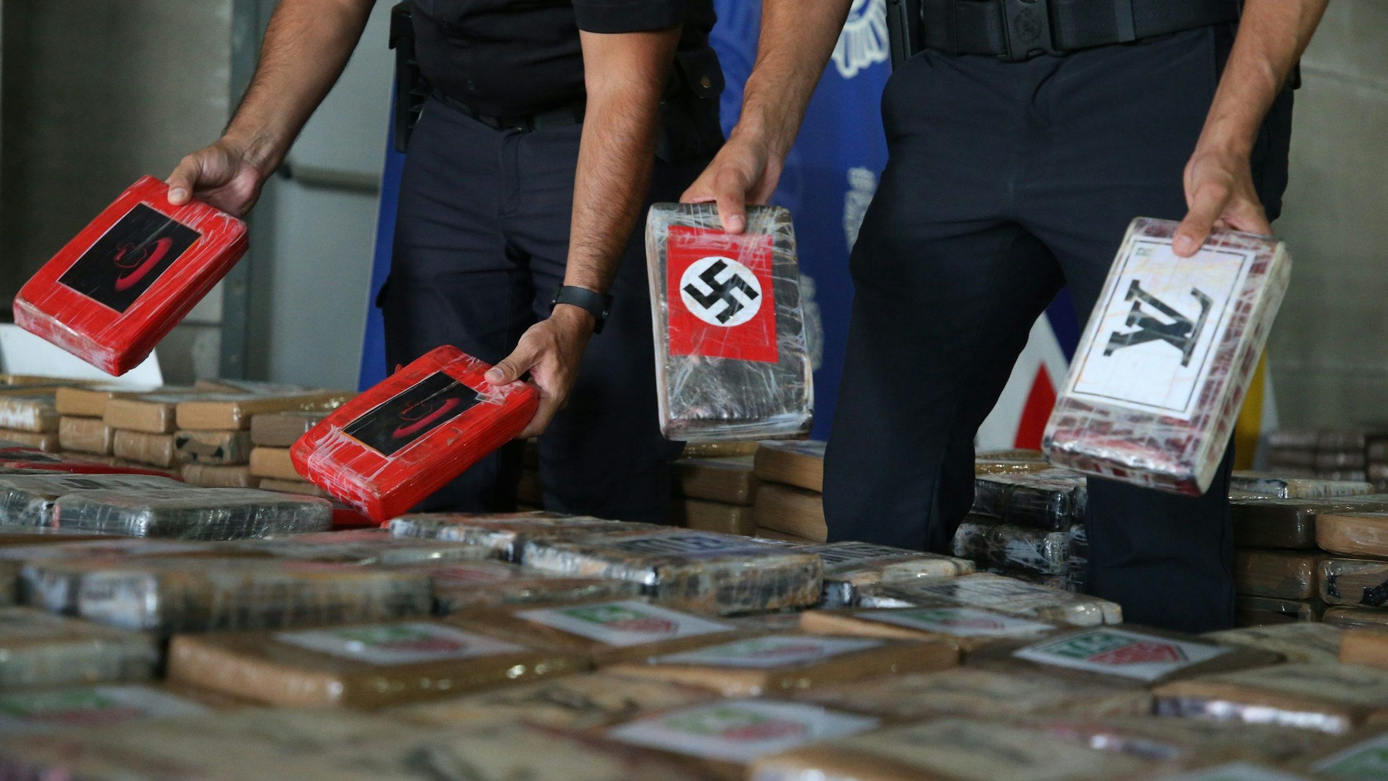 Während einer Pressekonferenz werden von der Polizei beschlagnahmte Kokainpakete gezeigt.