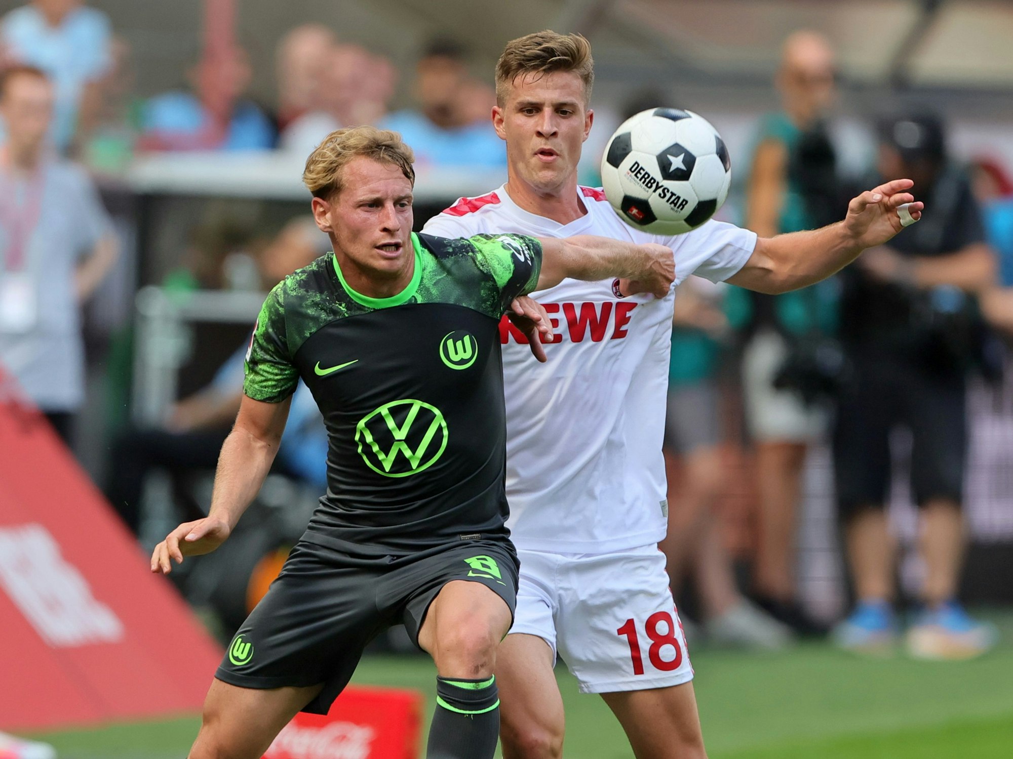 Rasmus Carstensen im Zweikampf mit Wolfsburgs Nicolas Cozza.