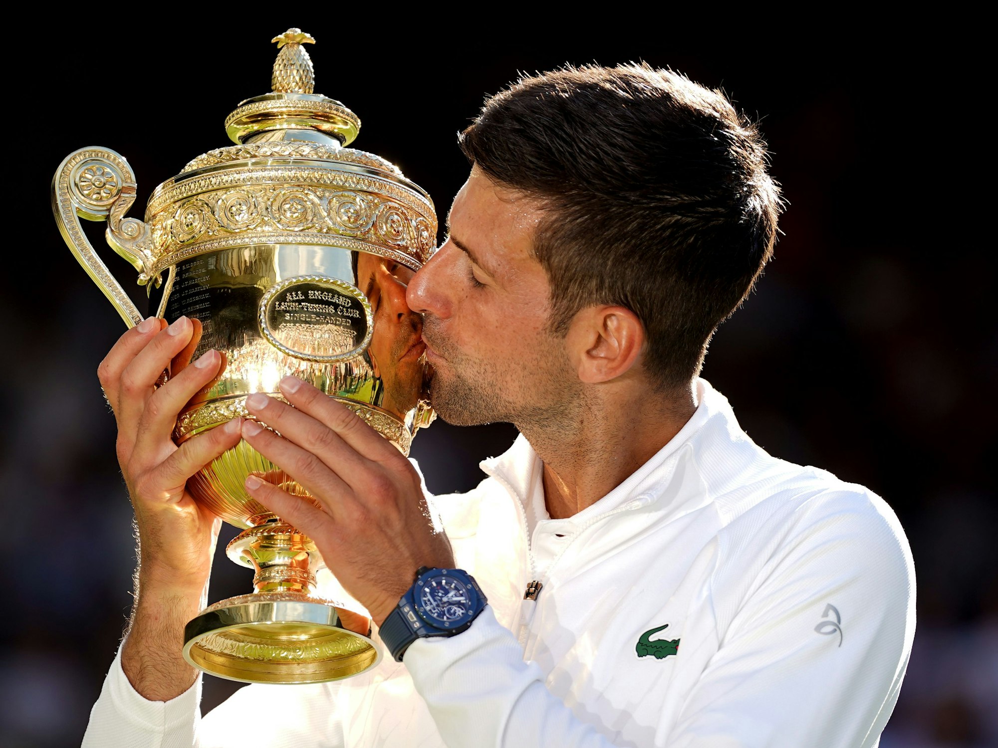 Novak Djokovic küsst die Trophäe nach seinem Sieg bei Wimbledon gegen Nick Kyrgios am 10. Juli 2022.