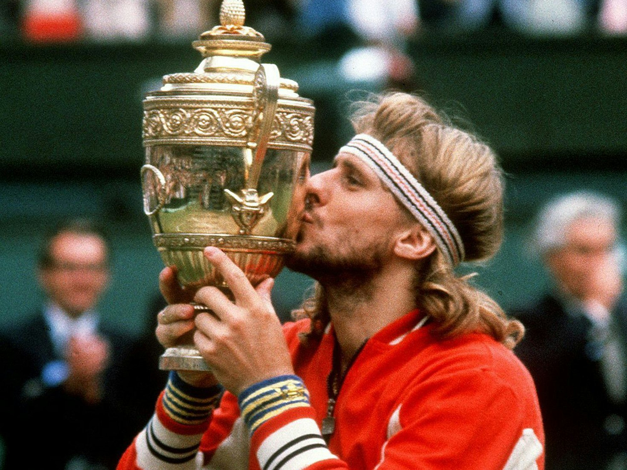Der Schwede Björn Borg küsst die Trophäe, nachdem er das Herrenfinale beim Tennisturnier am 05. Juli 1980 in Wimbledon zum fünften Mal in Folge gewonnen hat.