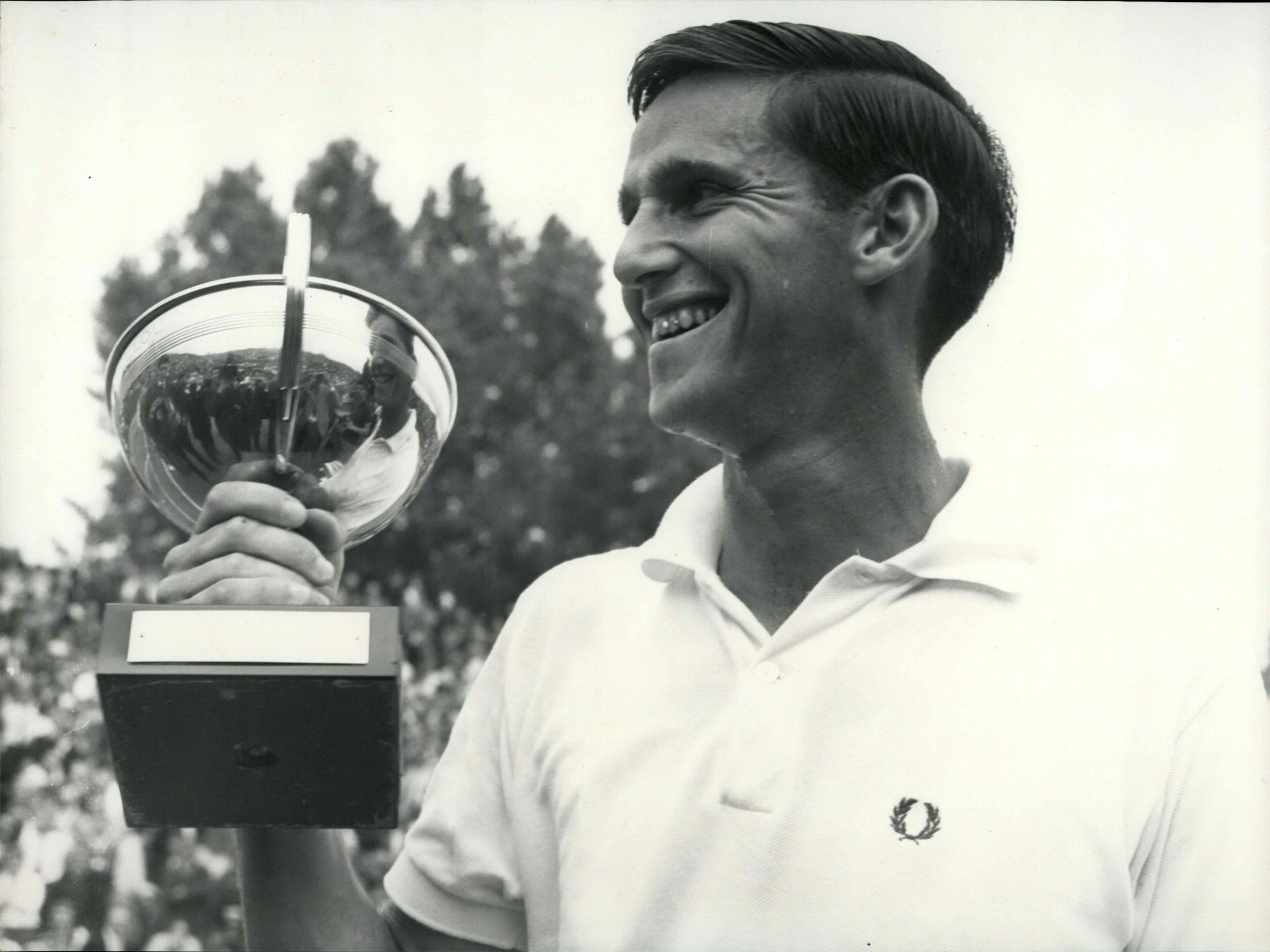 Der Australier Roy Emerson mit der French Open Trophäe am 26. Mai 1963.