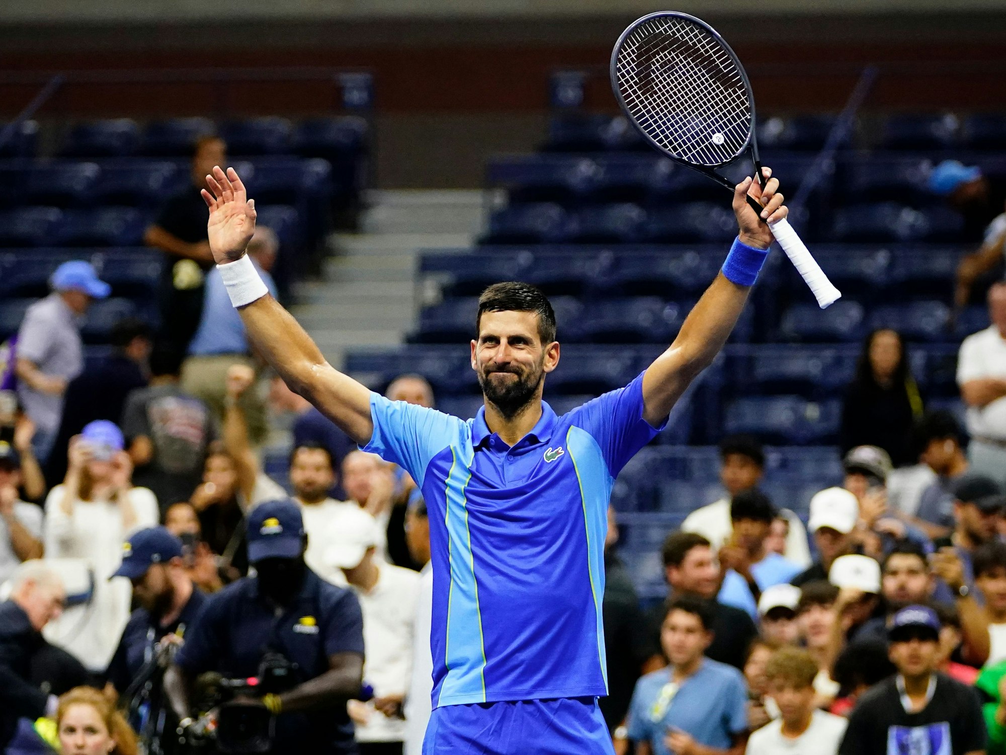Novak Djokovic feiert seinen Sieg über Alexandre Muller in der ersten Runde der US-Open am 28. August 2023.