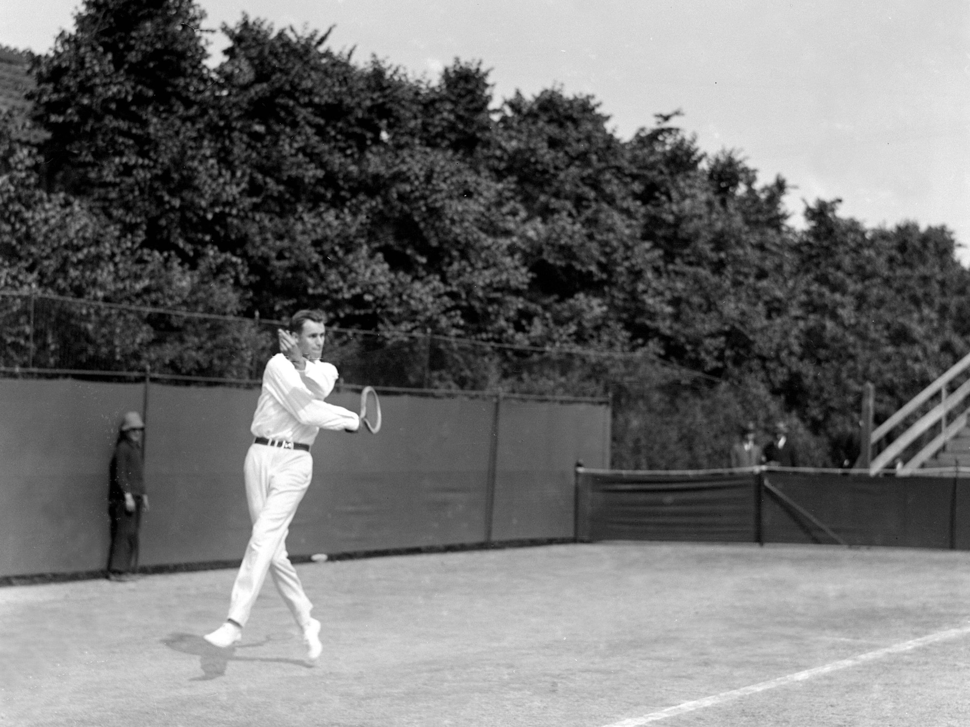 Bill Tilden bei einem Aufschlag beim Wimbledon-Turnier im Jahre 1921.