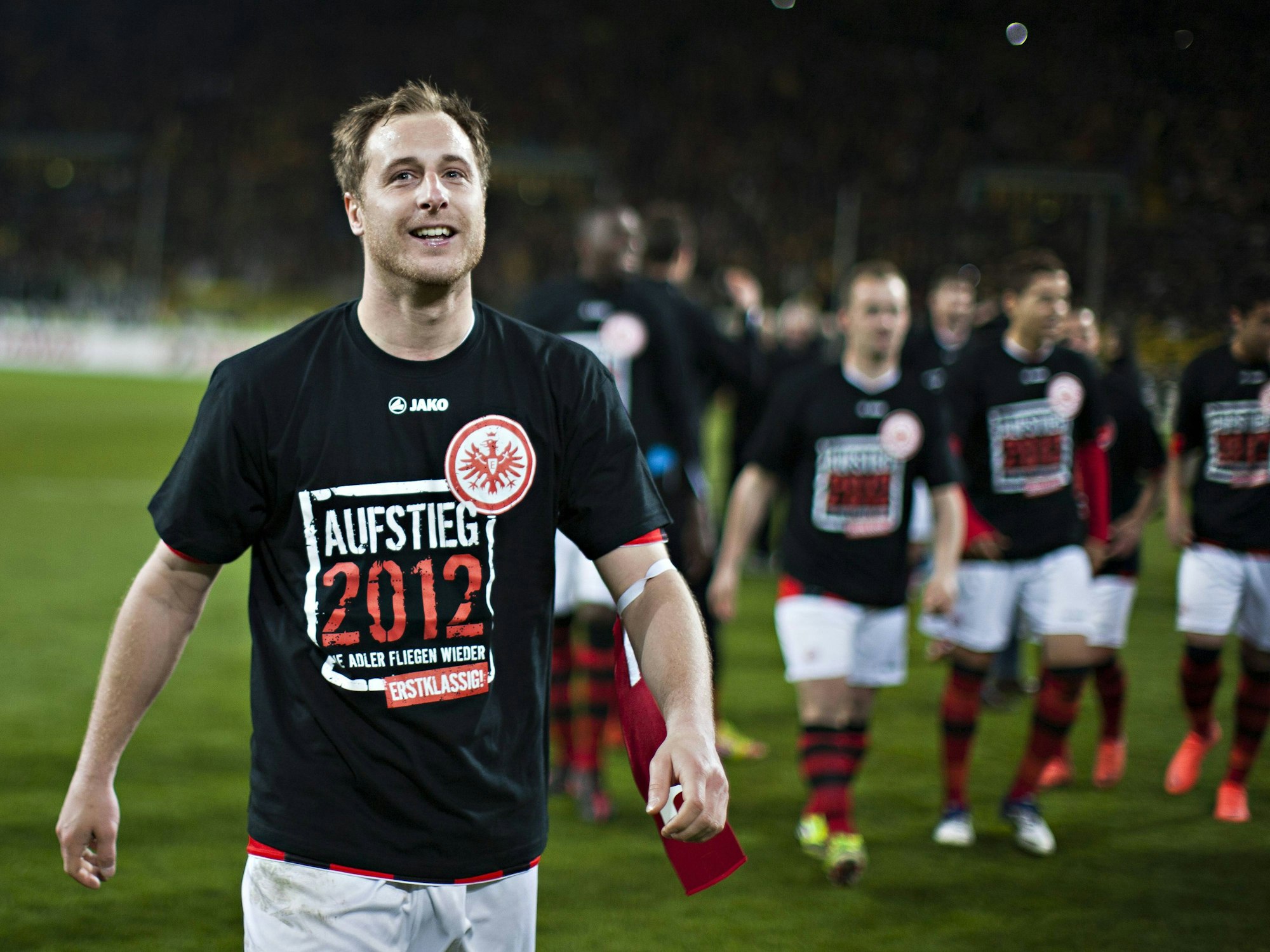 Matthias Lehmann feiert den Aufstieg mit Eintracht Frankfurt.