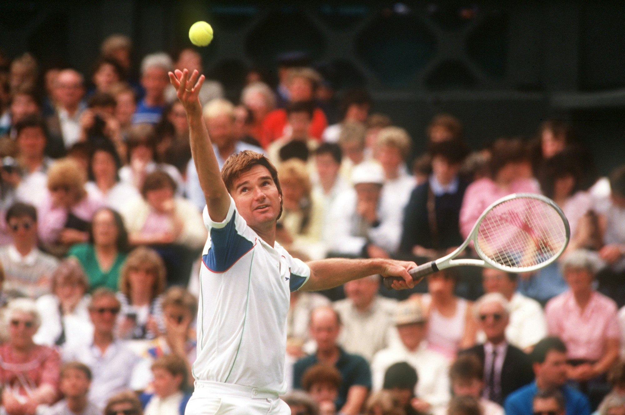 US-Tennisprofi Jimmy Connors schlägt auf am 24.6.1987 in einem Spiel im Wimbledon-Turnier.