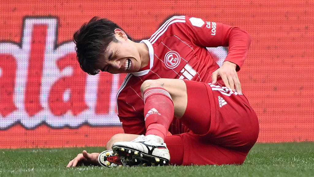 Ao Tanaka liegt nach einer Verletzung mit Schmerzen am Boden.