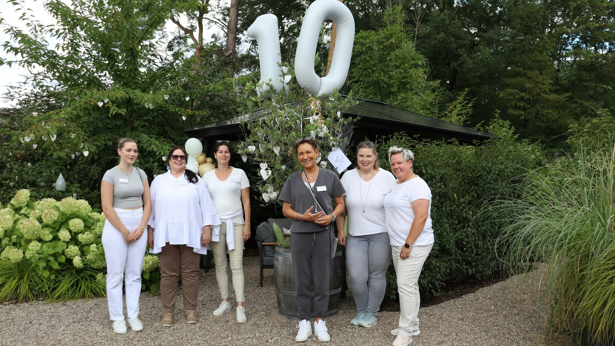 Lea Schenker (3.v.r.) und ihr Team feierten mit Freunden den zehnten Jahrestag ihres Unternehmens.