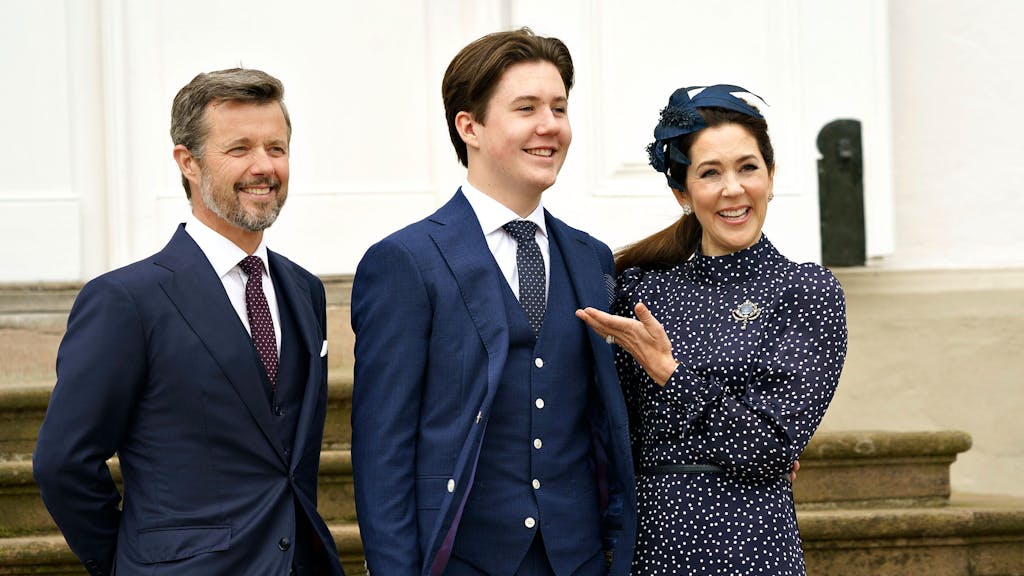 Prinz Christian (M) steht mit seinen Eltern Kronprinz Frederik von Dänemark und Kronprinzessin Mary nach seiner Konfirmation für ein gemeinsames Foto zusammen.&nbsp;
