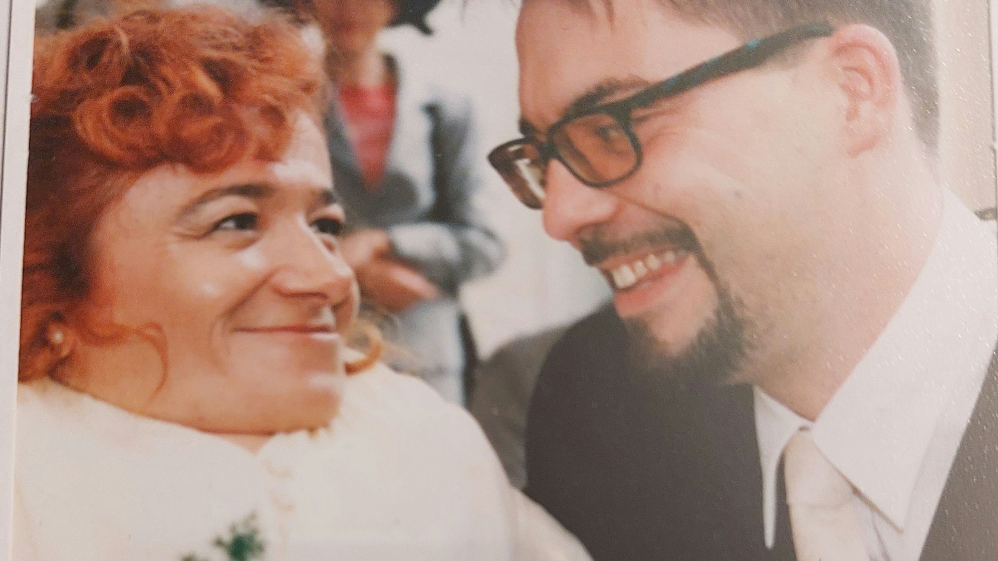 Annette Kellinghaus-Klingberg und ihr Mann Thomas Klingberg bei ihrer Hochzeit, sie in weiß, er in schwarzem Anzug